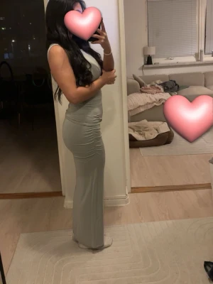 Pistagegrön tvådelad set, kjol och top - Säljer ett elwgant pistagegrönt set med tight passform. Toppen är ärmlös och har en rund halsringning. Materialet är stretchigt och följsamt, vilket ger en smickrande siluett. Perfekt för dig som gillar stilrena och enkla plagg.