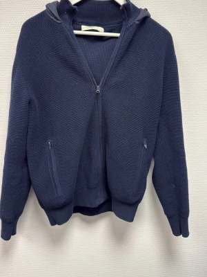 Sayless zip - En stilren sayless zip tröja i färgen mörkblå. Skirv angående frågor! Knappast använd.