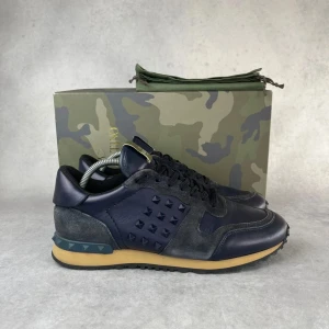 Valentino rockrunner skor - –  Skick: 9/10  –  Tillbehör: Enbart skorna ingår  –  Nypris: 8515 kr  Denna modell är stor i storlek och vi rekommenderar att gå ner en storlek