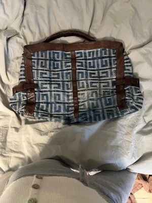 Givenchy väska!  - Givenchy väska! Jätte fin väska från gicenvhy, har en liten fläck på undersidan därav pris. Men inte en märkbar fläck.  ( 1000 kr ) kan gå ner vid snabb affär. 