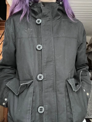 Adidas jacka - Varm adidas jacka med fodring på insidan. Den är i storlek 36/S och är i mycket bra skick!