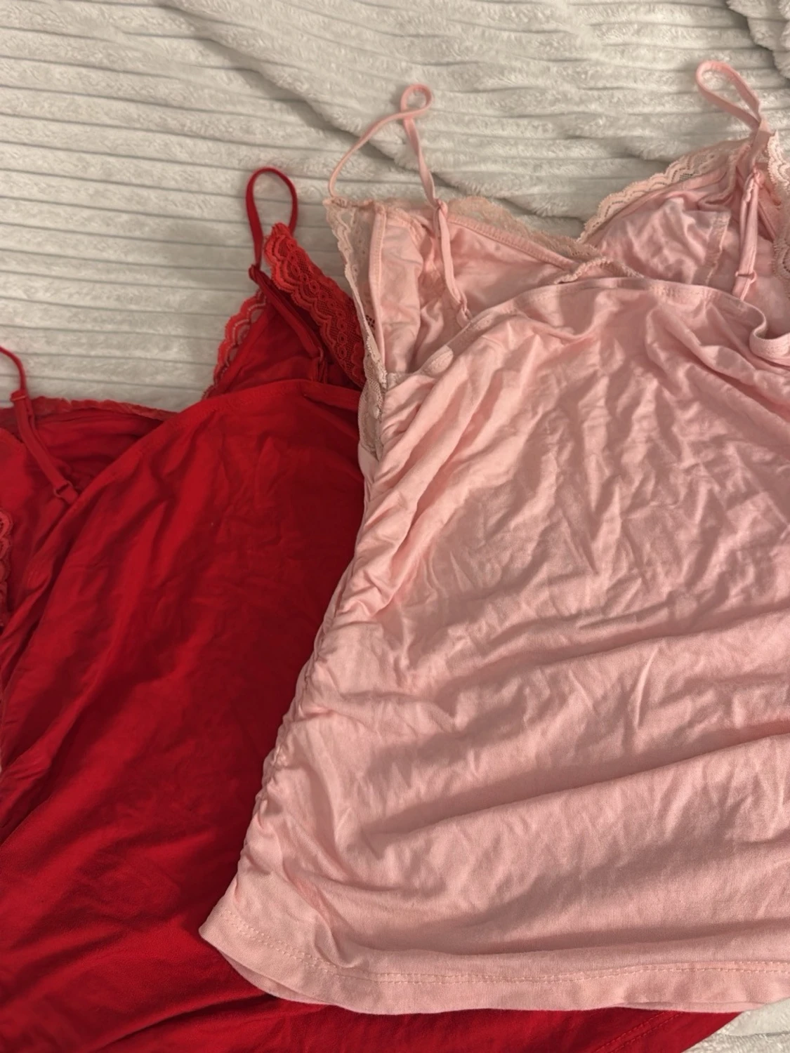 Två spetsnattlinnen i rött och rosa - 1