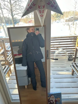 Skidbyxor från Peak Performance - Snygga svarta skidbyxor från Peak Performance med dragkedjor vid bensluten och markerade knän för extra rörlighet. De är i ett stretch material och sitter mycket fint på. Lätt fodrade. Använda ett fåtal gånger..