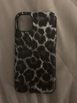Leopardmönstrat mobilskal - Säljer detta super snygga mobilskal med leopardmönster, aldrig använt. iPhone 11 🐆