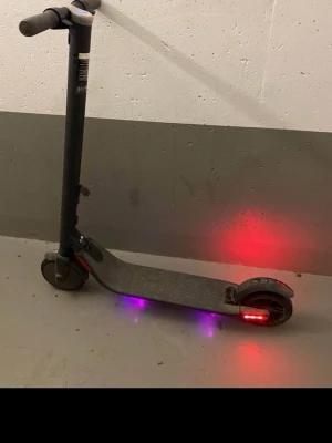 Svart elscooter Ninebot med display - Säljer en svart elscooter från Ninebot med digital display som visar hastighet och batterinivå. Scootern har smidiga handtag och robust ram, perfekt för att ta sig runt i stan. Laddas enkelt och har Bluetooth-funktion.