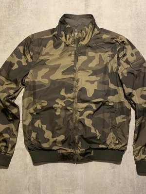 Woolrich windbreaker  - Jag Säljer en fet jacka från Woolrich| skicket på tröjan är bra 8/10  | storlek xs| ny pris 4000: mitt pris är 999 | skriv vid frågor och funderingar  