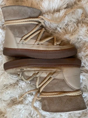 Inuikii skor - Så himla fina vinterskor. Slitna som man kan se på bilderna men fortfarande mycket kvar att ge! Storlek 38🫶🏻