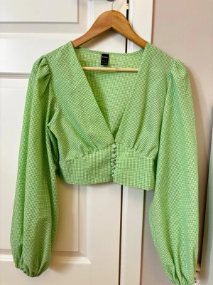 Snygg grön blus  - Jätte söt och snygg grön blus med fina detaljer helt ny 
