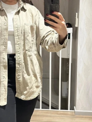 Jeans jacka Zara - Använd ett fåtal gånger. Khaki färg.