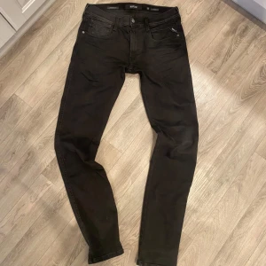 Replay Jeans  - Säljer dessa svarta replay jeans i helt nytt skick. Har använts cirka 3 gånger och har inga defekter eller liknande.  Storlek W32 L34 men sitter som W32 L32 Nytt pris : 1200 Mitt pris : 599