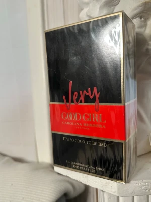 Very Good Girl EdP 80ml - Very Good Girl från Carolina Herrera, Eau de Parfum 80 ml. Ingredienser: alkohol denat, parfym, vatten, linalool, limonene, coumarin, butyl methoxydibenzoylmethane, alpha-isomethyl ionone, citral, isoeugenol, geraniol. Tillverkad i Spanien.
