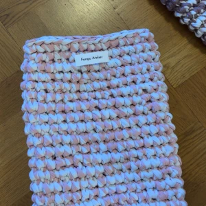 Rosa data sleeve från  Fangu Atelier UF - Unik handvirkad data sleeve från mitt UF företag Fangu Atelier UF. Data sleevet har ett mjukt mönster i ljusrosa och vitt, vilket ger en fräsch och modern look. Perfekt för dig som vill skydda din dator på ett fashionabelt sätt.