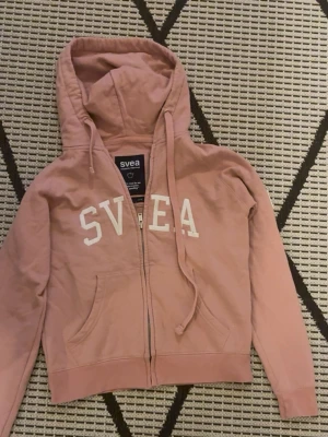 Svea hoddie med dragkedja  - Svea hoddie med dragkedja i storlek xs Skit snygg på och säljer den på grund av att den är för liten! 