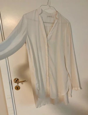 Vit blus Wera - Vit blus från märket Wera. Fint skick, förutom liten dov fläck, se sista bilden. 