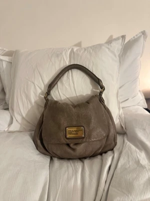 Väska Marc by Marc Jacobs - Säljer min snygga och populära Marc Jacobs väska. Fin beige färg som passar till allt! Kommer tyvärr inte till användning längre 