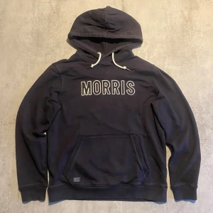 Svart Morris hoodie  - Jag Säljer en hoodie från Morris| skicket på tröjan är bra 8/10  | storlek L| ny pris 2000: mitt pris är 499 | skriv vid frågor och funderingar  