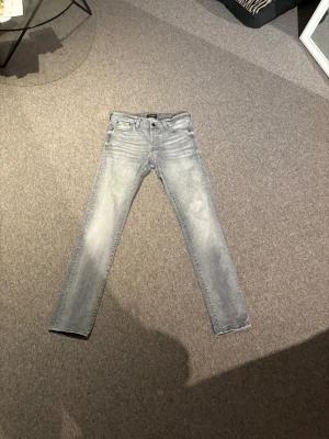 Jack & Jones  - Säljer nu mina Jack & Jones jeans som knappt är använda, jätte bra skick. Hör av via intresse!