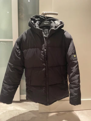 Lyle & scott vinterjacka - Pufferjacka från lyle and scott. Jackan är i mycket bra skick. Storleken är 14-15 år men jag skulle säga att den passar ungefär runt 170cm