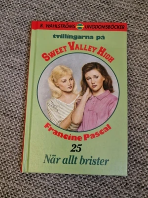 När allt brister (Tvillingarna på Sweet Valley High 25) - Följ tvillingarna på Sweet Valley High i ännu ett spännande drama! Vänskap, hemligheter och svåra val står i centrum när Emily behöver hjälp och Elisabeth försöker rädda henne innan något hemskt händer. Perfekt för dig som gillar ungdomsböcker med mycket känslor.