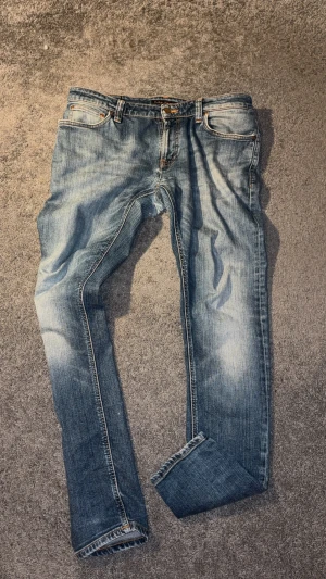Nudie jeans  - Säljer ett par skit feta nudie jeans! Skön färg å riktigt najs passform, tyvärr är de små på mig och därför säljs de! Kom med frågor 