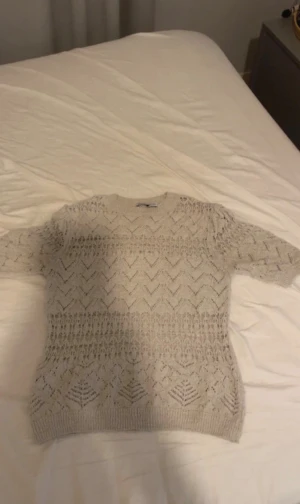 Beige topp tröja från Zara - Säljer en beige  tröja från Zara med snyggt hålmönster, använt fåtal gånger och har inga skador!💕