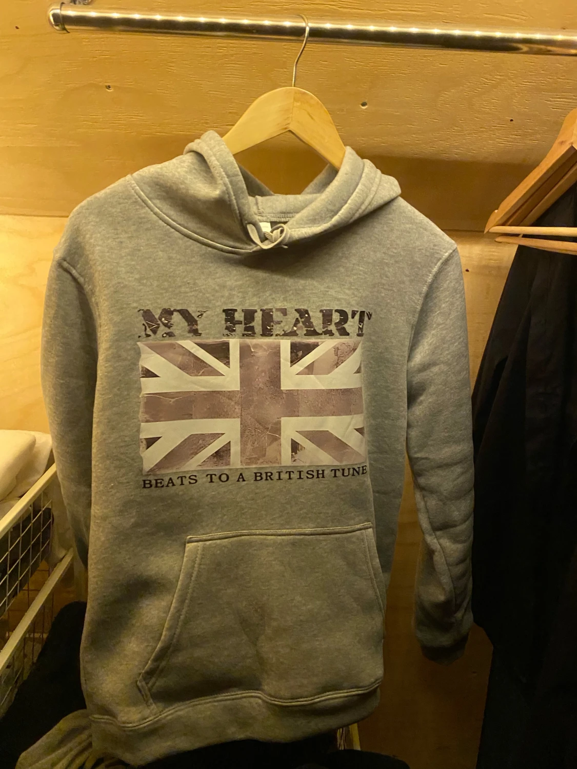 Grå hoodie med brittisk flagga - 1