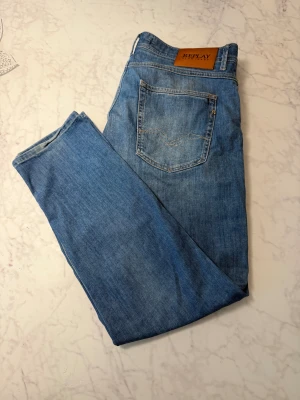 Replay Willbi blå jeans  - Säljer ett par snygga Replay Willbi jeans i klassisk blå tvätt. Modellen är regular slim fit. Priset är inte hugget i sten!