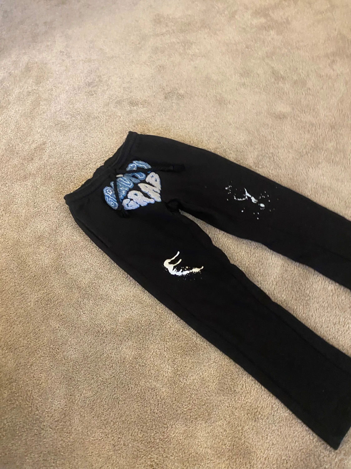 Svarta mjukisbyxor med broderi gravity gran