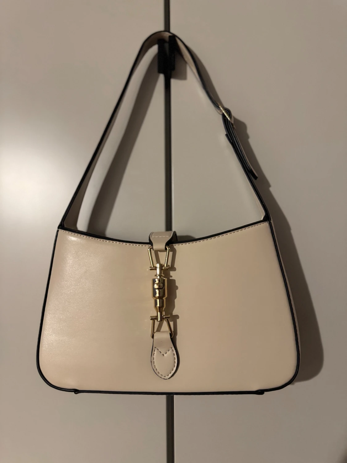 Beige axelväska med gulddetalj - 2