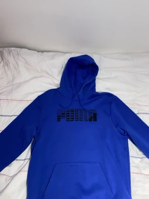 Jätte bra varm vintertröja och passar i storlek L - Jätte bra scik mycket fin och har färgerna blå och lite svart. Vintertröja 