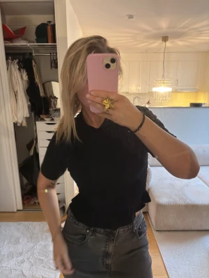 T shirt med detaljer  - Snygga detaljer vid midjan som framhäver former 