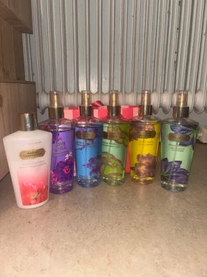 Victoria's Secret body mists set - Färgglatt set med 5 Victoria's Secret body mists och 1 lotion. Parfym Flaskorna är princip fulla, och body lotion är det kvar ca 30 %. 💕🥰  (Går att få med påsen bakom) 🥰 (250 ml) 