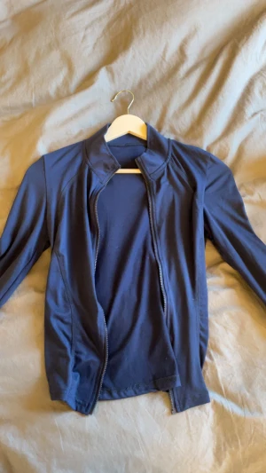 Blå tränings tröja - Köpt från SHEIN, använt få tal gånger, fint skick. Köpt för 100kr