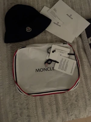 Moncler mössa - Moncler mössa äkta självklart som ni ser på bilderna. Det står att den är i storlek L men den passar mig som har storlek S på hjälmar. Så jag skulle säga att den passar om du inte har så stort huvud också. 🙌 inget og medföljer