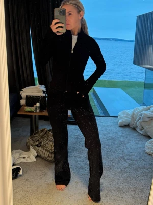 Tränings tröja  - Svart tränings tröja från Nelly i storlek xs