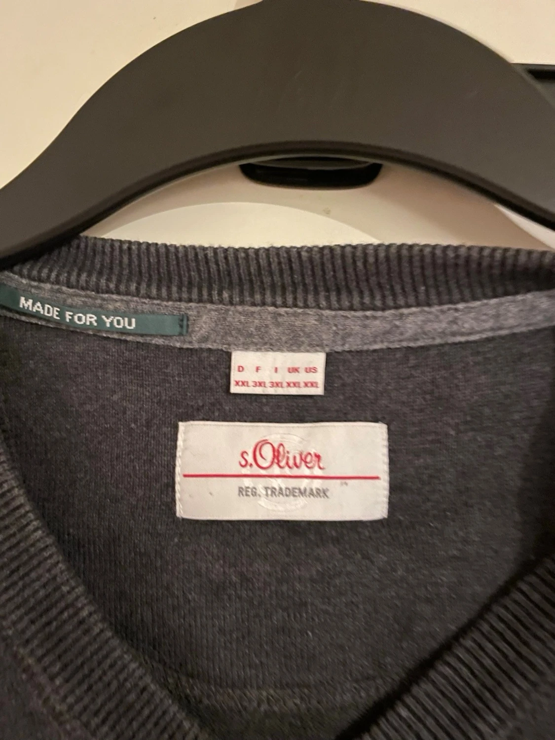 Mörkgrå v-ringad tröja från s.Oliver - 2