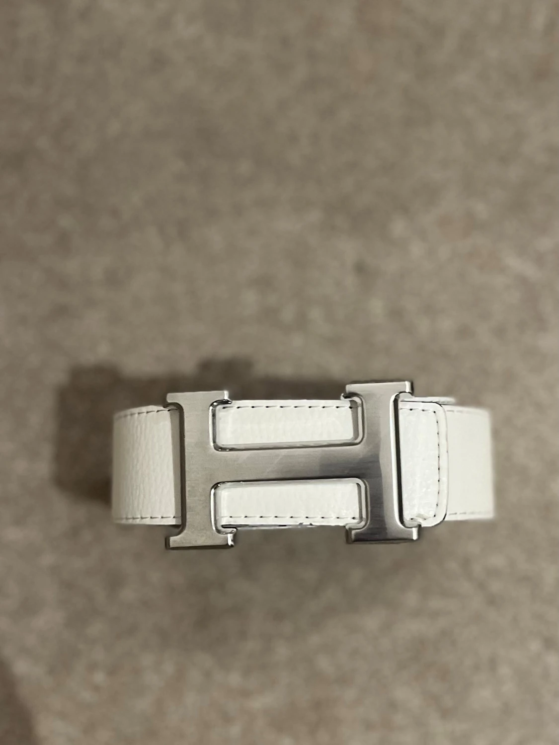 Vit och svart skinnbälte med H-spänne
