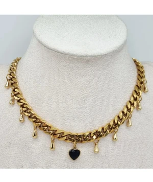 Stilfullt halsband med hjärta  - Högkvalitativ rostfritt stål 316 belagt med guld. Kedjetjocklek-9mm .Liknande Maria Nilsdotters smycke. 