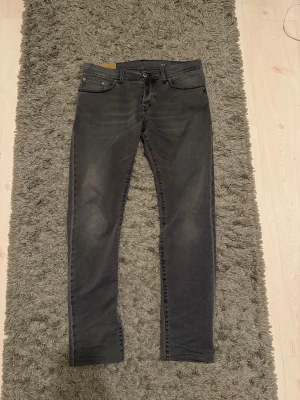 Dondup jeans  - Säljer nu mina sjukt snygga dondup jeans, nice grå färg! Storlek 34! Finns många bilder med dem på så bara att skriva om det önskas! 