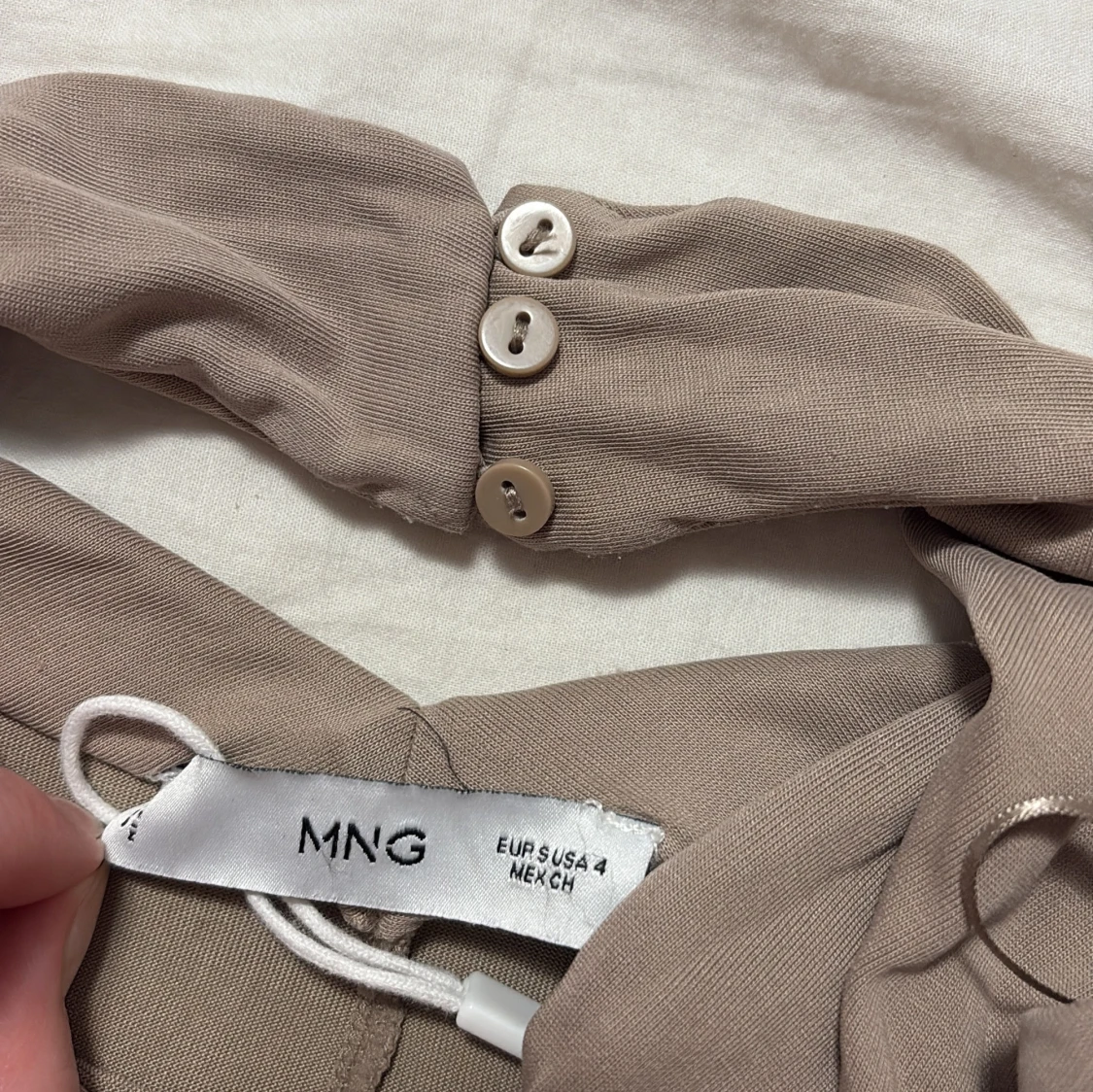 Beige långklänning från MNG med öppen rygg - 1