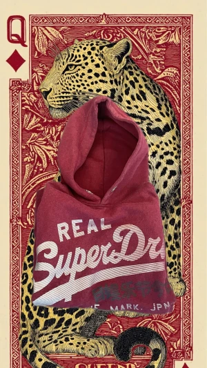 Röd Superdry hoodie  - Saknas snörena bra skick. Storlek s