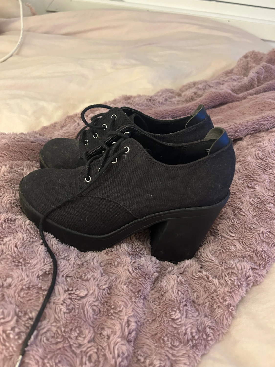 Svarta klackskor från Divided