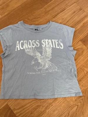 H&M top  -  En ljusgrå chap top storlek. S. Från Divided / H&M, oanvänd. 