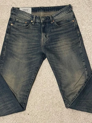 Jeans från H&M - Blåa jeans från H&M. Inget synligt slitage eller syn på mycket användning. W29, L32