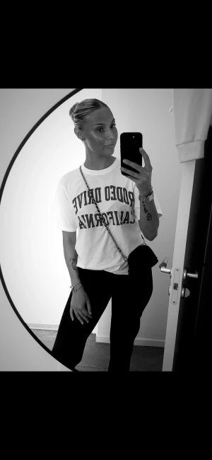 Svart liten axelväska med kedja - Säljer en svart liten ysl beuté axelväska med snygg kedjerem. Väskan har en kompakt och rundad form som gör den perfekt för att bära det viktigaste. Stilren design som passar till många olika outfits.