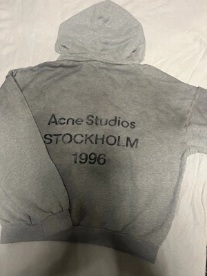 Acne studios hoodie - Acne studios hoodie i fint skick (8/10) i storlek S men passar M bättre. Passformen är baggy och  passar runt 180 cm | skickas med tag, köpt på plick så håll det i åtanke, skriv vid någon fundering✅