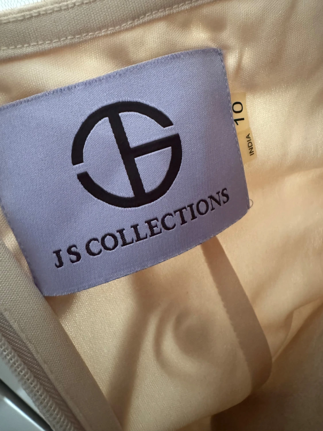 Beige kort klänning från JS Collections - 2