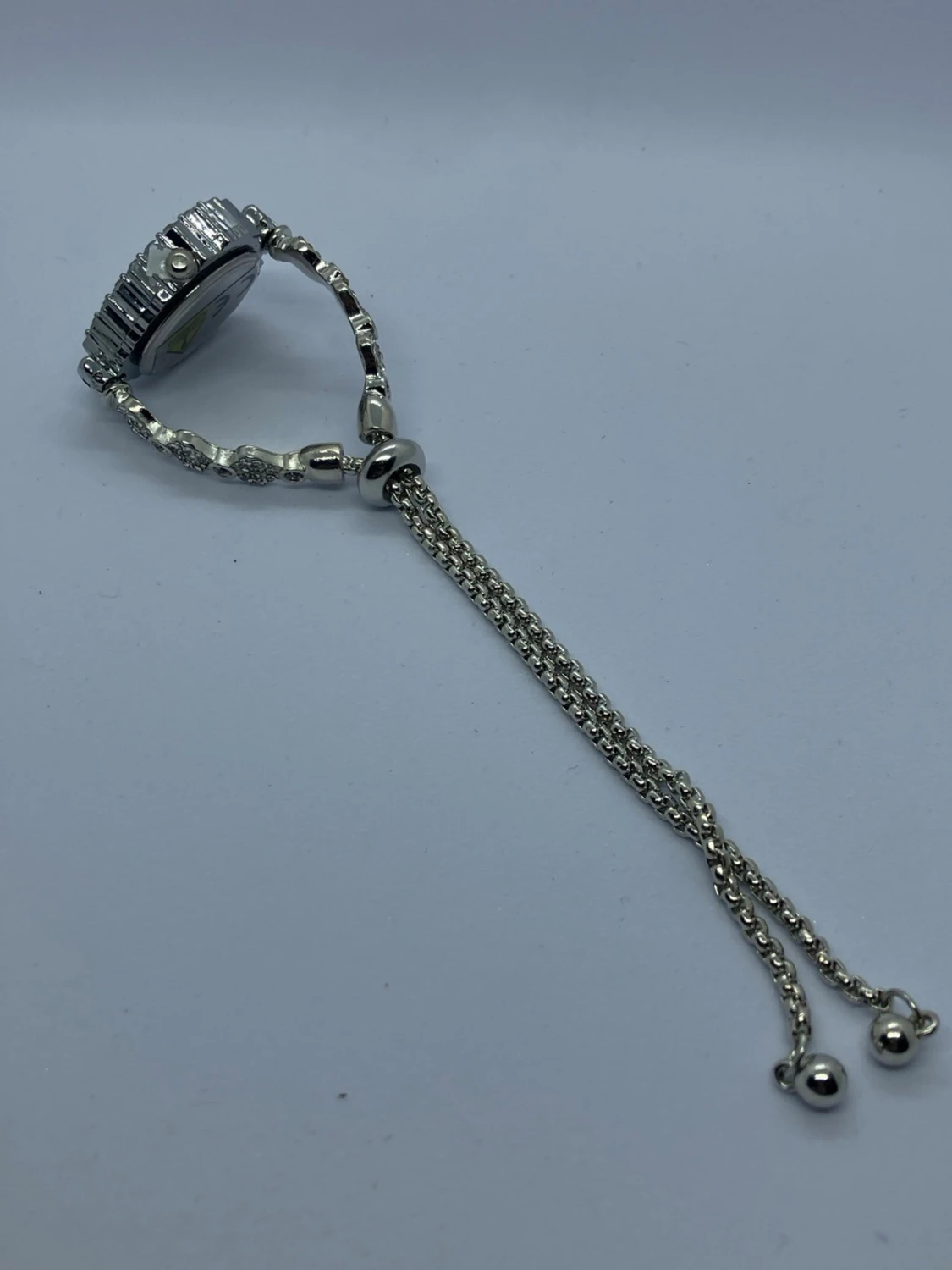 Silverfärgad klocka med hjärtformad urtavla - 3