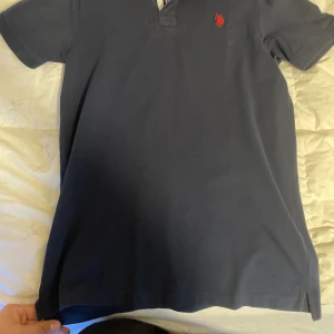 Polo - Säljer min mörkblåa fina polo pike 10/10 köpt på kidsbrandstore storlek S