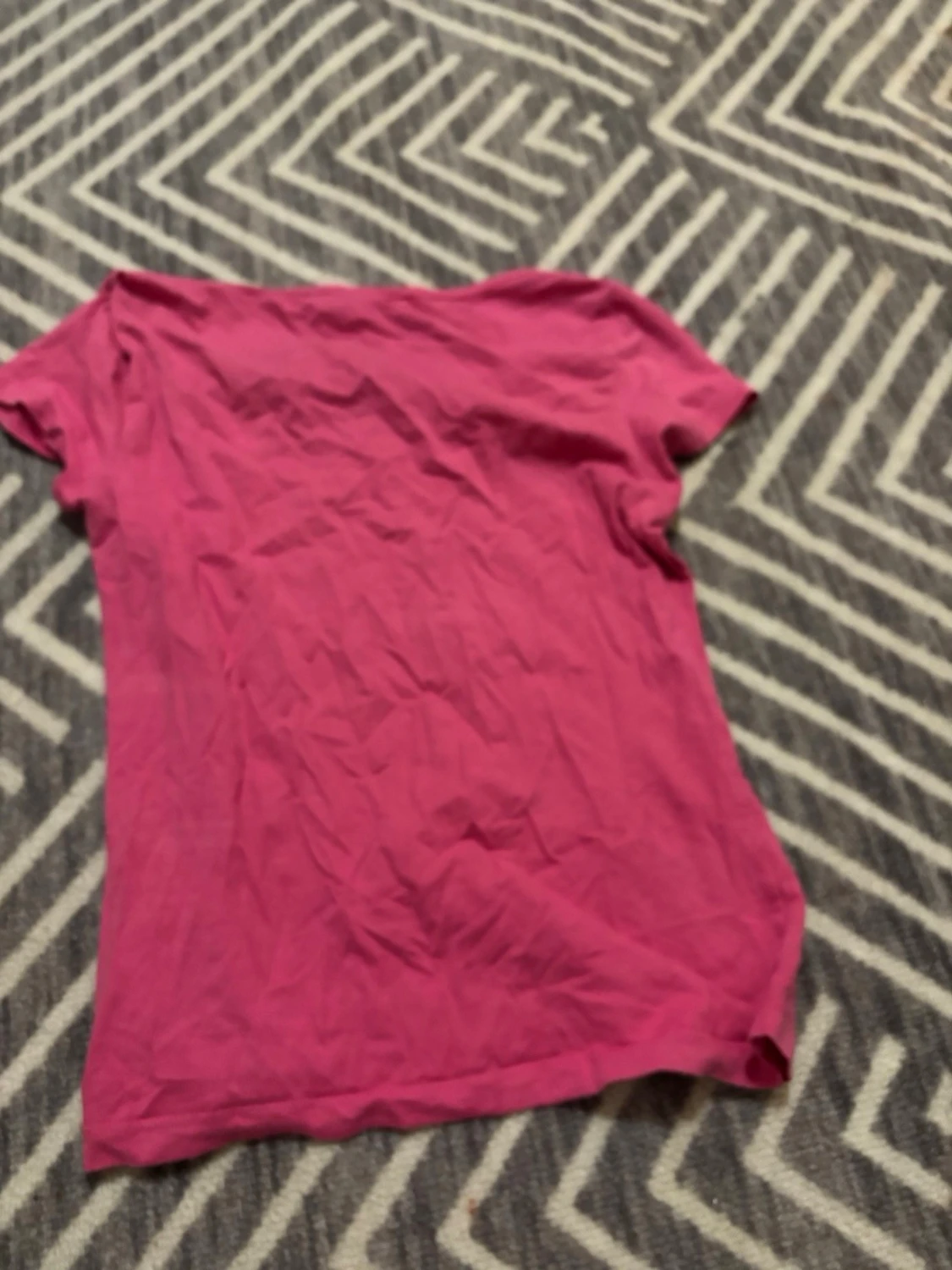 Rosa v-ringad t-shirt med tryck - 1